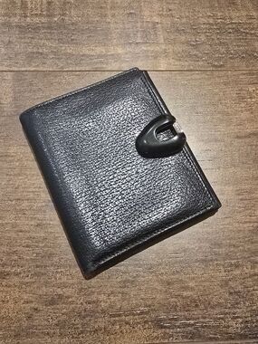 Gucci Black Leather Women's Bifold Wallet with Curved Clasp